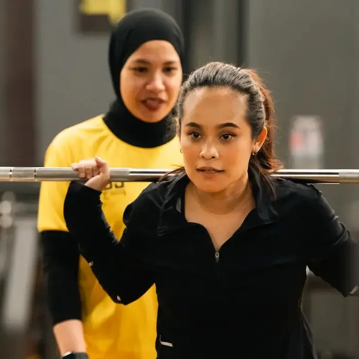 Personal Trainer assisting a member at Gofit Mont Kiara 